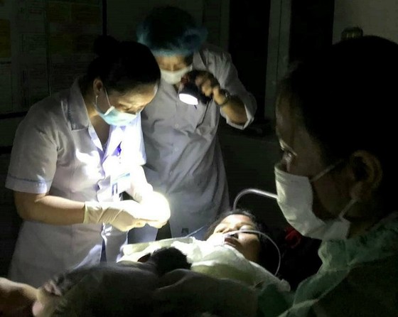 Dùng đèn pin hỗ trợ ca sinh 3 ảnh 1