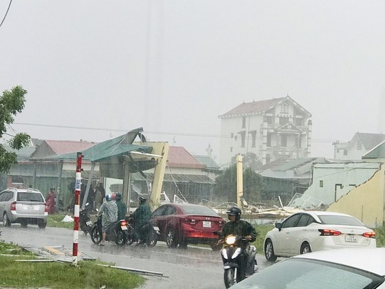 Quảng Trị: Lốc xoáy làm hàng loạt nhà cửa bị tốc mái, đổ sập ảnh 5