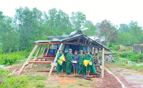 Quảng Trị: Bộ đội Biên phòng giúp dân dựng lại nhà, dọn bùn sau mưa bão ảnh 1