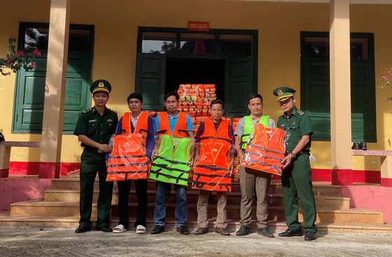 Quảng Trị: Bộ đội Biên phòng giúp dân dựng lại nhà, dọn bùn sau mưa bão ảnh 8