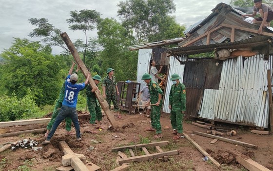 Quảng Trị: Bộ đội Biên phòng giúp dân dựng lại nhà, dọn bùn sau mưa bão ảnh 3