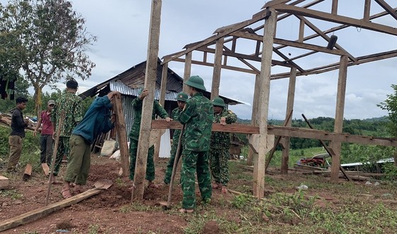 Quảng Trị: Bộ đội Biên phòng giúp dân dựng lại nhà, dọn bùn sau mưa bão ảnh 4