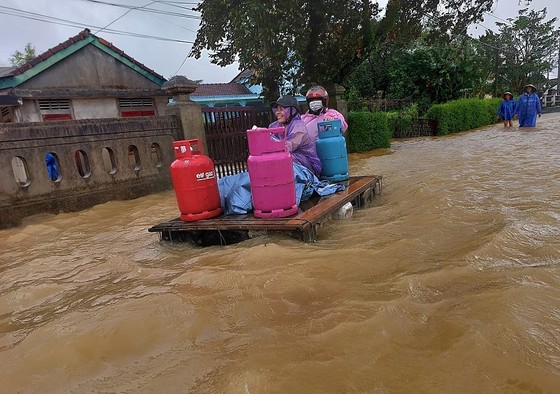 Quảng Trị: Vùng “rốn lũ” ngập sâu trong nước ảnh 4