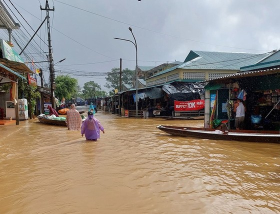 Quảng Trị: Vùng “rốn lũ” ngập sâu trong nước ảnh 6