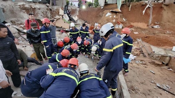 Hiện trường vụ sạt lở khiến 3 nhà đổ sập, 1 người tử vong ảnh 3