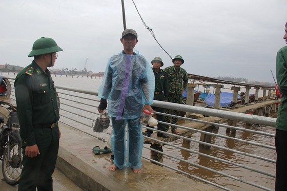 Quảng Trị: Kịp thời ứng cứu 2 ngư dân gặp nạn trên biển ảnh 1