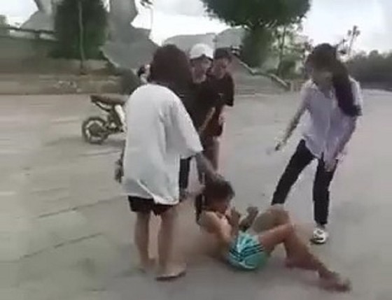 Quảng Trị: Nữ sinh bị bạn cùng trường đánh, lột áo quần ảnh 1