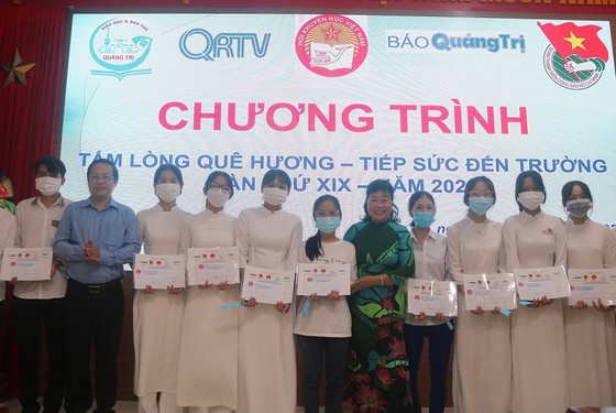 Quảng Trị: Trao học bổng cho các tân sinh viên có hoàn cảnh khó khăn ảnh 1