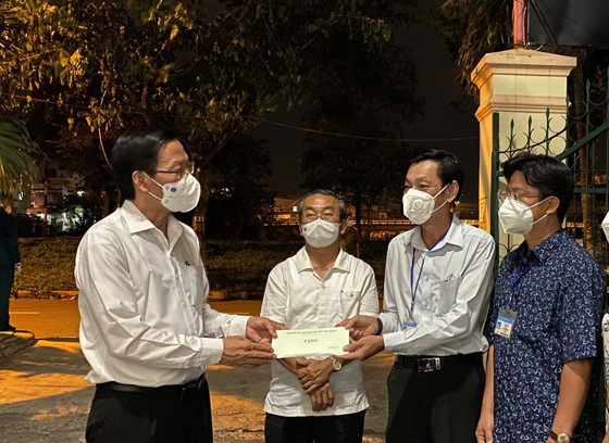 Chủ tịch UBND TPHCM Phan Văn Mãi: “Đêm hôm cũng phải có thuốc cho người dân“ ảnh 2