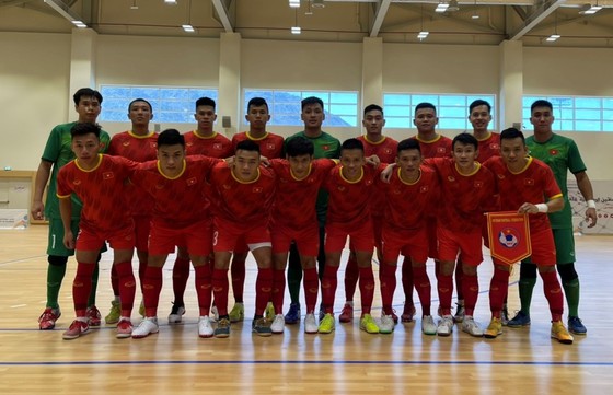 Đội tuyển futsal Việt Nam ở trận giao hữu với Iraq vào tối 17-5. Ảnh: ANH TRẦN