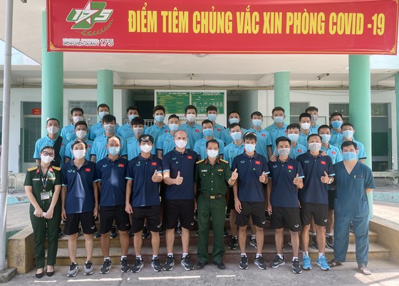 Đội tuyển futsal Việt Nam chụp ảnh lưu niệm cùng lãnh đạo bệnh viện Quân y 175. Ảnh: VFF