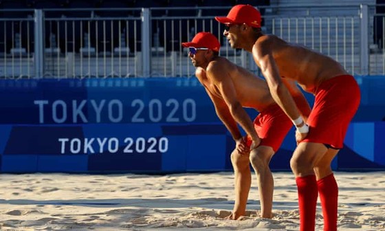 Đội tuyển bóng chuyền bãi biển Tây Ban Nha tập luyện dưới thời tiết nắng nóng tại Tokyo. Ảnh: REUTERS.