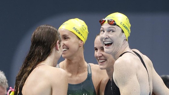 Niềm vui của đội tuyển bơi tiếp sức 4x100m nữ Australia khi đoạt tấm HCV và phá kỷ lục thế giới. Ảnh: AP