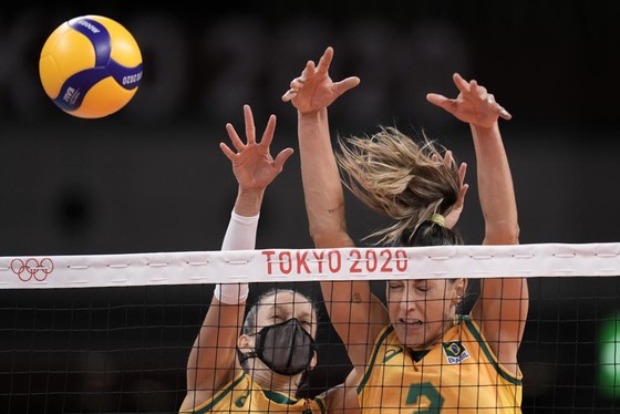 Lý do đeo khẩu trang khi thi đấu của bóng chuyền Brazil ảnh 2