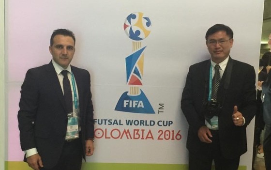 Cựu HLV trưởng đội tuyển futsal Việt Nam Bruno Garcia và Trưởng đoàn Trần Anh Tú tại World Cup 2016. Ảnh: ANH TRẦN
