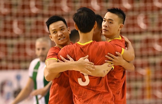 Đội trưởng Trần Văn Vũ ăn mừng bàn thắng với đồng đội. Ảnh: ANH TRẦN