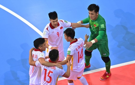Các cầu thủ futsal Việt Nam ăn mừng bàn thắng của Văn Hiếu. Ảnh: GETTY