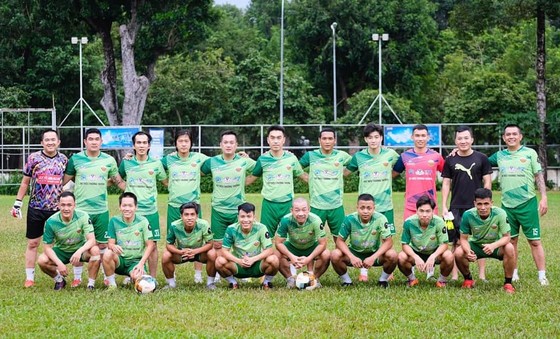 Một đội bóng tập hợp các cầu thủ trên 35 tuổi ra cuối tuần ở quận Phú Nhuận. Ảnh: VIỆT QUỐC 