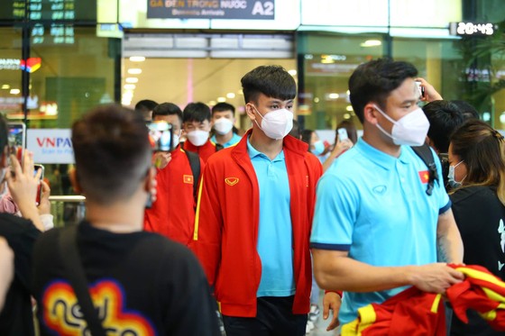 Các thành viên của đội tuyển Việt Nam di chuyển ra ga quốc tế ở cảng hàng không Tân Sơn Nhất. Ảnh: HỮU THÀNH