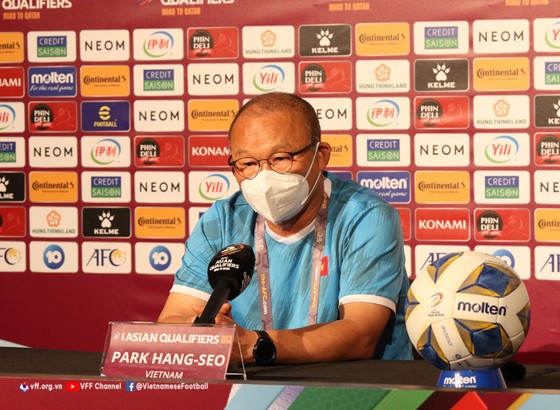 HLV Park Hang-seo tiếc khi Việt Nam không thể ghi bàn vào lưới Australia. Ảnh: NHẬT ĐOÀN