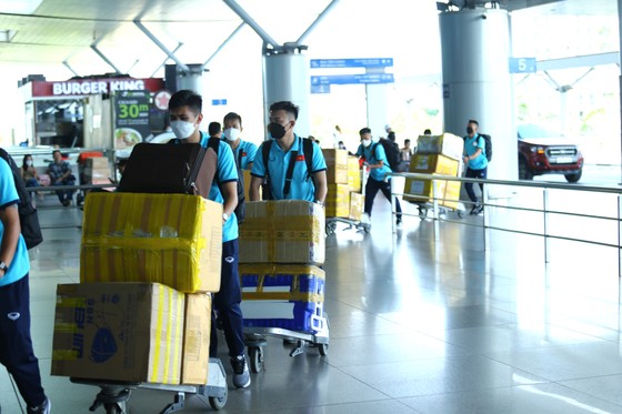 Đội tuyển futsal Việt Nam di chuyển vào trong sảnh chờ sân bay