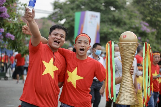 Người dân Phú Thọ háo hức đi xem U23 Việt Nam thi đấu ở SEA Games 31. ẢNH: DŨNG PHƯƠNG