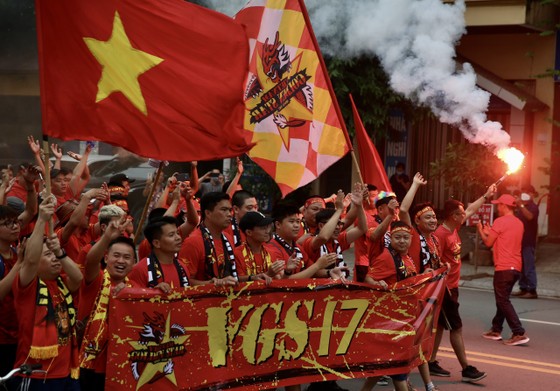 Bầu không khí cuồng nhiệt được VĐV Việt Nam tạo ra trước trận bán kết SEA Games 31 giữa U23 Việt Nam - U23 Malaysia. ẢNH: DŨNG PHƯƠNG