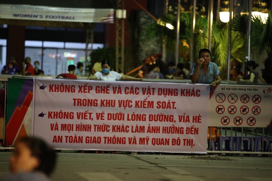Trải chiếu ngủ qua đêm để chờ vé xem Việt Nam đá chung kết ảnh 3 Trải chiếu ngủ qua đêm để chờ vé xem Việt Nam đá chung kết ảnh 3