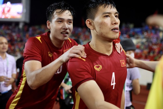 Bùi Hoàng Việt Anh và Nguyễn Thanh Bình: Những lá chắn thép nơi hàng phòng ngự ảnh 1