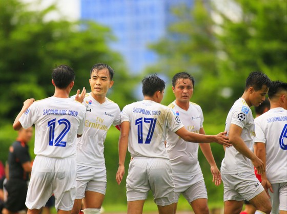 Khán giả TPHCM ‘đội mưa’ đi xem bóng đá 7 người toàn quốc ảnh 3