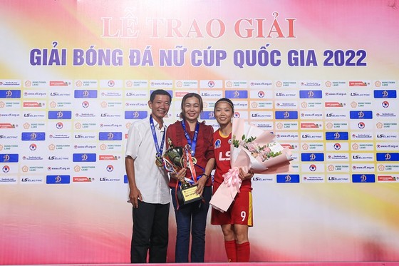 Đồng đội nghẹn ngào tiễn Huỳnh Như ra nước ngoài thi đấu ảnh 1