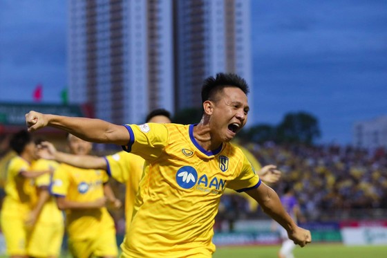 Vòng 14 V-League 2022: Hà Nội FC vất vả hòa SLNA ảnh 1