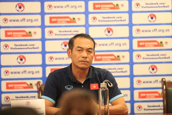 HLV Đinh Thế Nam không hài lòng về trận hòa của U20 Việt Nam. ẢNH: MINH HOÀNG