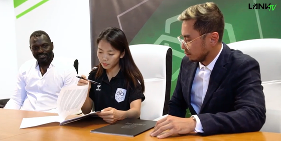 Lễ ký hợp đồng của Huỳnh Như với ban lãnh đạo Lank FC