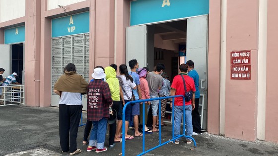 Đìu hiu khán giả mua vé xem trận Việt Nam - Singapore ảnh 5
