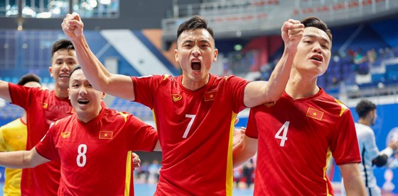 Nguyễn Anh Duy ăn mừng bàn thắng mở điểm cho đội tuyển futsal Việt Nam