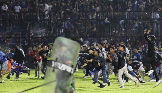Tổng thống Indonesia yêu cầu làm rõ thảm kịch ở giải VĐQG ảnh 1