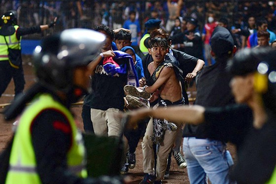 Thảm kịch bóng đá Indonesia vào hôm 1-10 đã cướp đi sinh mạng của 131 người. ẢNH: AFP