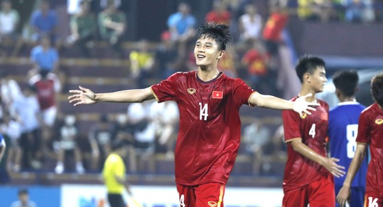 HLV Nguyễn Quốc Tuấn hài lòng về chiến thắng của U17 Việt Nam trước U17 Nepal. ẢNH: MINH HOÀNG