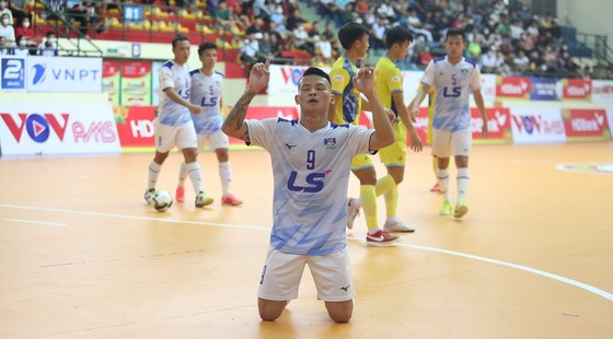 Thái Huy ăn mừng bàn thắng mở điểm cho Thái Sơn Nam. ẢNH: ANH TRẦN