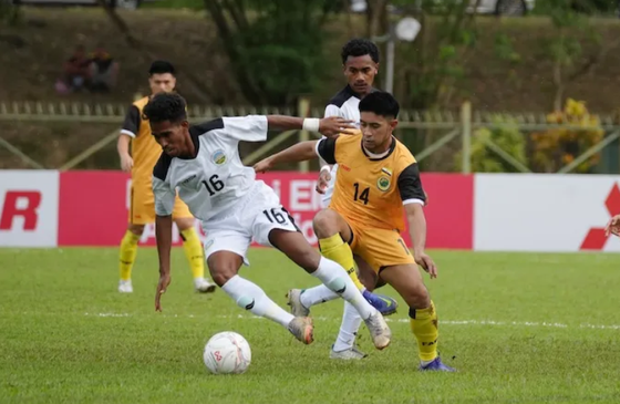 Brunei (áo vàng) gần như chắc suất dự vòng bảng AFF Cup 2022. ẢNH: AFF