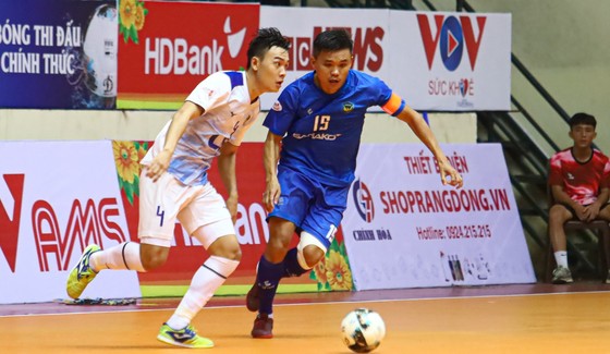 Khổng Đình Hùng (áo xanh) cùng các đồng đội ở Sahako vượt qua Thái Sơn Nam để lên ngôi vương Giải futsal VĐQG 2022. ẢNH: ANH TRẦN