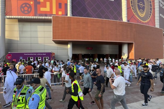 FIFA “chữa cháy” bằng vé thủ công để xoa dịu người hâm mộ ảnh 1