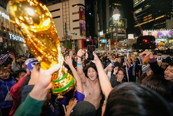 CĐV Nhật Bản đổ ra trung tâm thủ đô Tokyo để ăn mừng chiến thắng của đội nhà