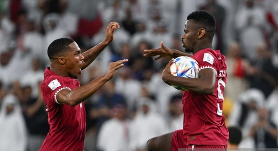 Mohammed Muntari trở thành cầu thủ Qatar đầu tiên ghi bàn ở World Cup