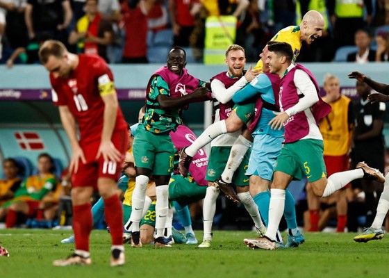 Niềm vui của các cầu thủ Australia khi giành vé vào vòng 1/8 World Cup 2022