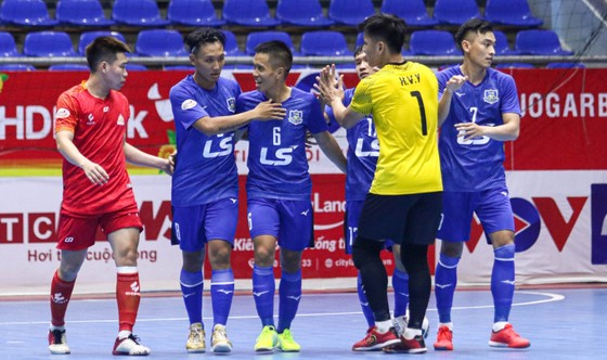 Tuyển thủ Nguyễn Minh Trí ghi 1 bàn thắng trong chiến thắng 6-1 của futsal TPHCM ở trận ra quân. ẢNH: ANH TRẦN