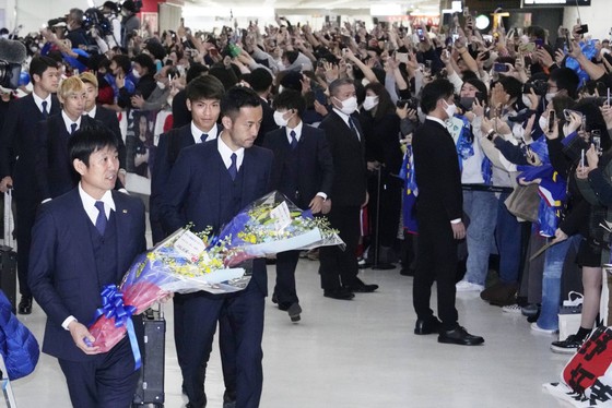 Các tuyển thủ Nhật Bản trở về nước trong vòng tay chào đón của người hâm mộ