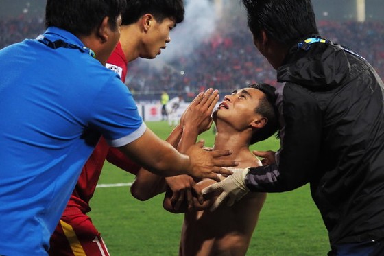 Vũ Minh Tuấn bật khóc khi ghi bàn thắng đầy cảm xúc vào lưới Indonesia ở bán kết lượt về AFF Cup 2016. ẢNH: NGUYỄN KHÁNH