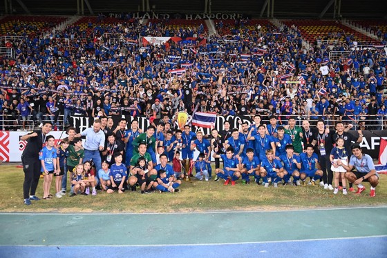 Đội tuyển Thái Lan ăn mừng với các CĐV nhà